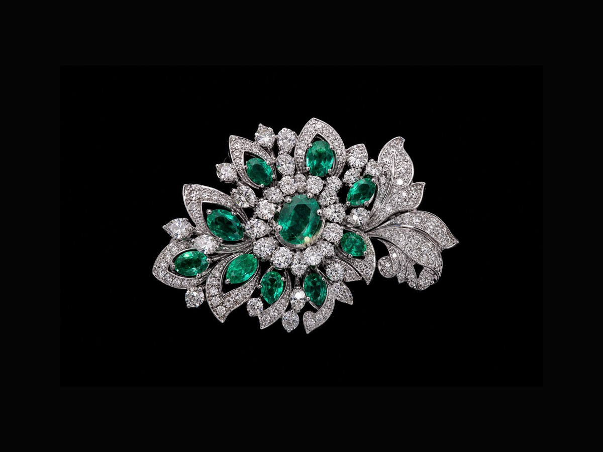 Broche émeraude